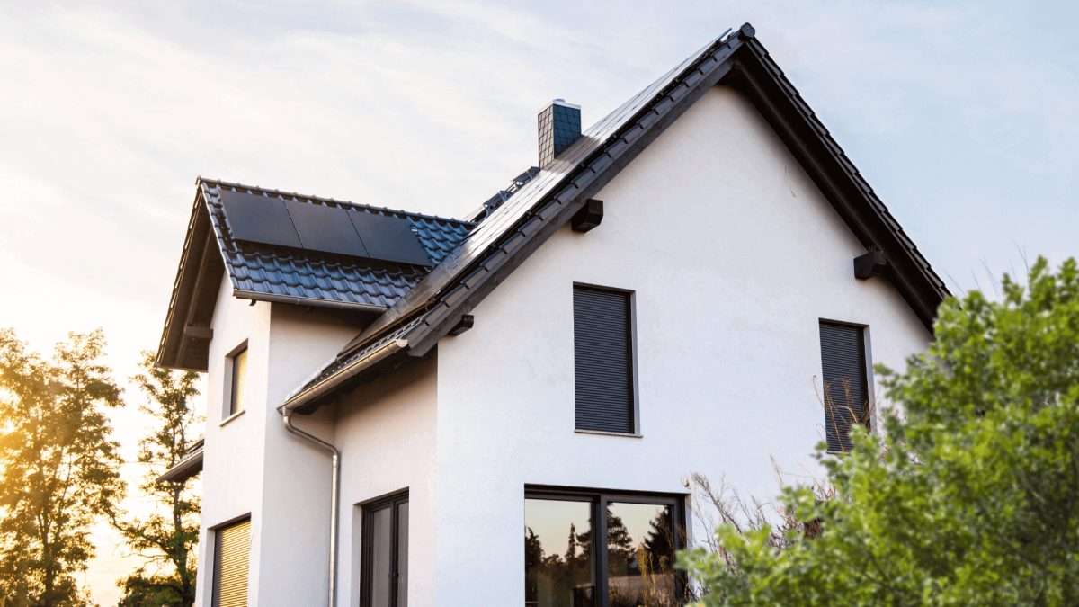 Einfamilienhaus mit einem modernen Design und Solarpanelen auf dem Dach.
